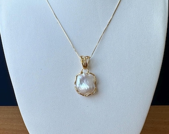 Pendant in real pearl &quot;scaramazza&quot; on a 925 silver gold-plated setting. Handmade jewelry in Italy.