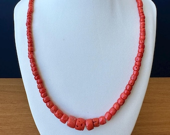 Collier Ancien En Perles De Corail Rouge Naturel - Occasion Bon État (Légères Fentes)