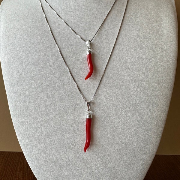 Pendentif "Corne de Chance" en véritable corail rouge de Méditerranée et monture en argent. Bijoux faits à la main en Italie.