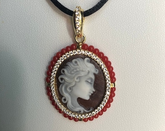 Pendentif camée sardonique "Femme" sur monture en argent 925 et perles de corail rouge de Méditerranée. Bijoux faits à la main en Italie.