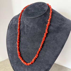 Ketting met "stammen" van echt rood Mediterraans koraal en sluitingen van 925 zilver. Handgemaakte sieraden in Italië.