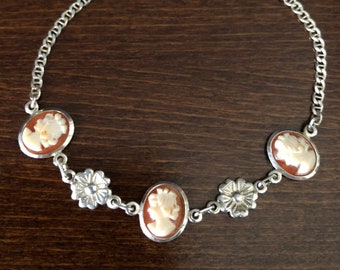 925 silver bracelet with alternating series of flowers and carnelian cameos set. Handmade in Italy.