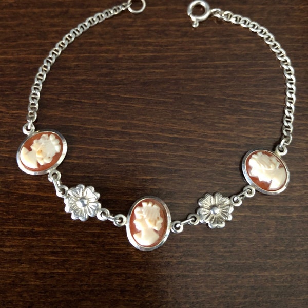 925 silver bracelet with alternating series of flowers and carnelian cameos set. Handmade in Italy.