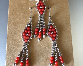 Set aus Ohrringen und Anhänger aus echten roten mediterranen Korallenperlen mit silberner Perlenfassung. Handgefertigt in Italien.