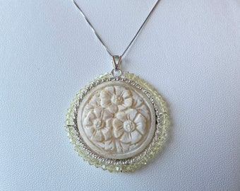 "Daisies" pendant in real carnelian cameo on a 925 silver setting and yellow Swarovski beads. Handmade jewelry in Italy.