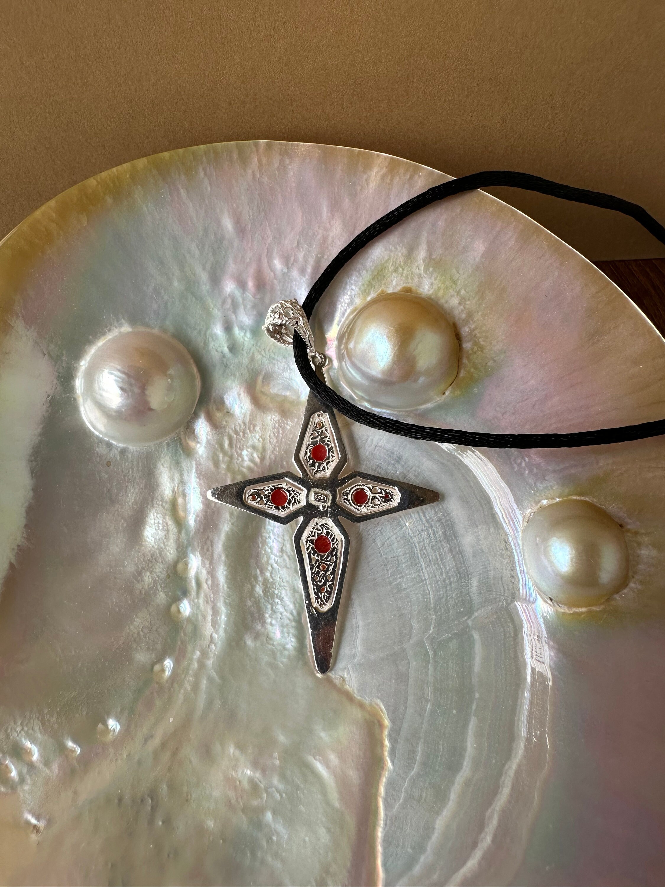 Pendentif Ancien En Argent - Décoré D'une Perle De Corail, Bon état, Vintage Sans Marque