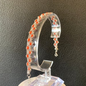 "Chockstötat" armband i äkta medelhavsröd korall och rodiumpläterat silver (alternerande design), handgjort i Italien