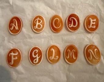 Camafeo de cornalina grabado con las letras A, B, C, D, E, F, G, L, M, N. Hecho a mano en Italia.