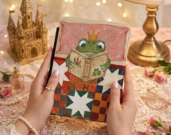 Étui pour Kindle en papier blanc cassé matelassé en patchwork Prince Reading Cottagecore (7 po. 2024-2025)