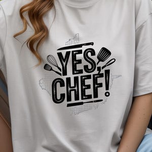 Camiseta Yes Chef: Camiseta minimalista con frase culinaria, utensilios de cocina y mapa de Chicago. Regalo para chefs, amantes de la gastronomía y la cocina.