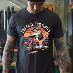 Biker Katze T-Shirt, Cartoon Motorrad T-Shirt, lustiges Biker T-Shirt, Man Biker T-Shirt, Man Motorrad T-Shirt, Katze süßes T-Shirt.