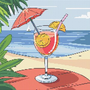 Può includere: Immagine pixelata di un cocktail su una spiaggia. La bevanda è in un bicchiere alto con liquido rosso, una fetta di limone e una cannuccia rosa. Un piccolo ombrello arancione è nella bevanda. Lo sfondo mostra l'oceano, la sabbia e foglie di palma.