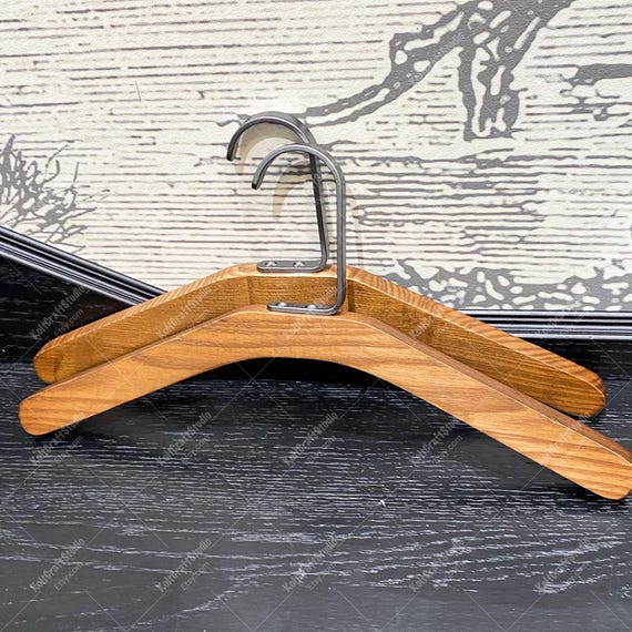 Percha de madera de fresno, minimalista, con gancho de metal negro