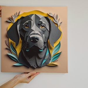 Pu&ograve; includere: Un ritratto di un cane Labrador Retriever nero realizzato con ritagli di carta. La testa del cane &egrave; circondata da foglie di carta gialle, verdi e blu.