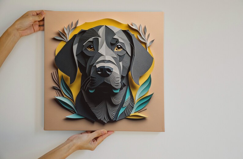 Pu&ograve; includere: Un ritratto di un cane Labrador Retriever nero realizzato con ritagli di carta. La testa del cane &egrave; circondata da foglie di carta gialle, verdi e blu.