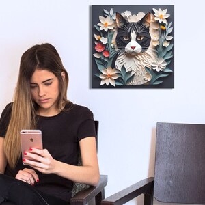Svartvit katt bland blommande blommor - Livfull blommig och kattliknande canvastavla för heminredning i pappersklippsimitationsstil 20″ x 20″