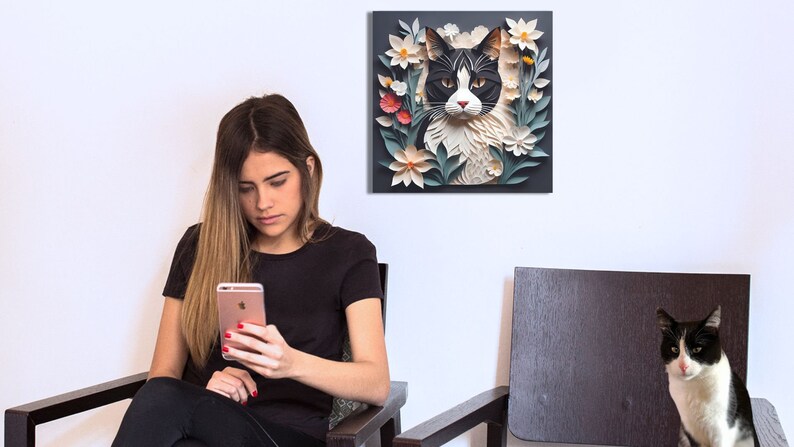 Svartvit katt bland blommande blommor - Livfull blommig och kattliknande canvastavla för heminredning i pappersklippsimitationsstil 20″ x 20″