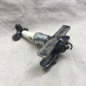 Pequeno avião com vela de ignição. Feito a partir de uma vela de ignição de um Hemi 5.7L do meu caminhão levantado Ram 1500 4x4.