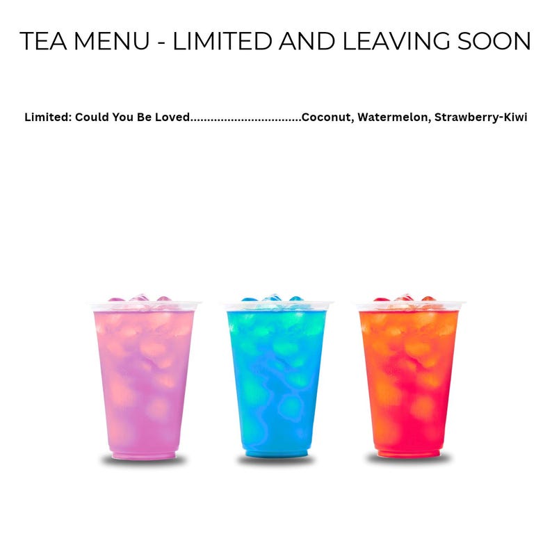 以下が含まれることがあります： TEA MENU - LIMITED AND LEAVING SOONというタイトルのティーメニュー。Limited: Could You Be Loved...................Coconut, Watermelon, Strawberry-Kiwiというテキストの下に、ピンク、青、オレンジの冷たい紅茶が入った3つの透明なプラスチックカップが並んでいます。