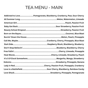 Puede incluir: Un men&uacute; de t&eacute; en blanco y negro titulado TEA MENU - MAIN, que enumera diecis&eacute;is nombres de bebidas como Addicted to Love, All Summer Long y American Girl, seguidos de una lista de sabores de frutas como granada, mora y fresa.