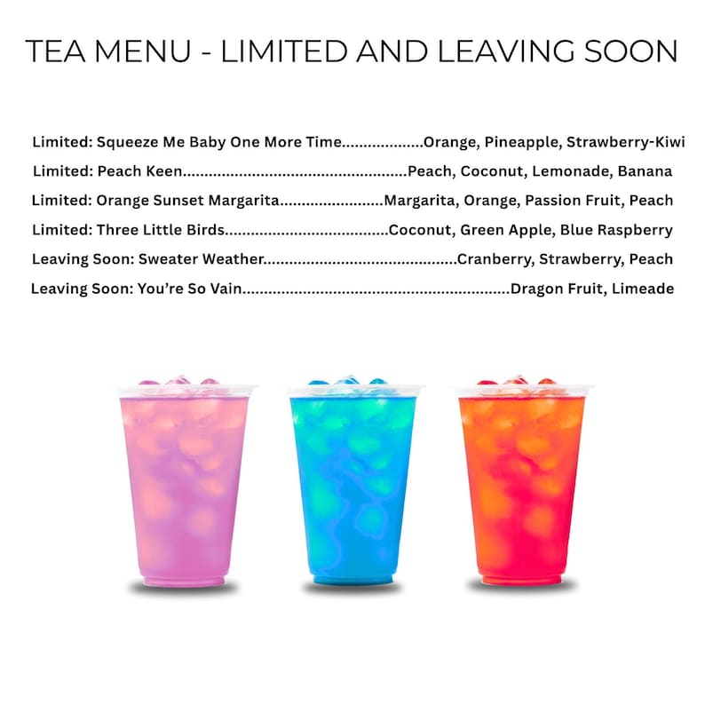 Puede incluir: Un men&uacute; de t&eacute; titulado TEA MENU - LIMITED AND LEAVING SOON enumera seis nombres de bebidas con sus ingredientes. Debajo del texto hay tres vasos de pl&aacute;stico transparente llenos de hielo y bebidas de color rosa vibrante, azul y naranja.