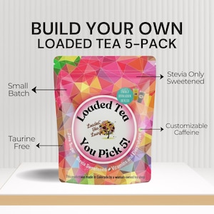 以下が含まれることがあります： Build Your Own Loaded Tea 5-Packと書かれた多色の幾何学模様のパウチ。中央の円形ロゴにはLoaded Tea Lounge You Pick 5!とあり、小ロット、ステビア甘味料、タウリンフリー、カフェイン調整可能であることを示すテキストが記載されています。