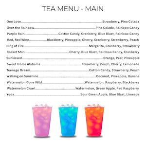 Puede incluir: Un men&uacute; de t&eacute; titulado TEA MENU - MAIN enumera doce nombres de bebidas con sus perfiles de sabor a fruta y caramelo, seguido de tres vasos de pl&aacute;stico transparente llenos de bebidas heladas de color rosa, azul y naranja con cubitos de hielo.
