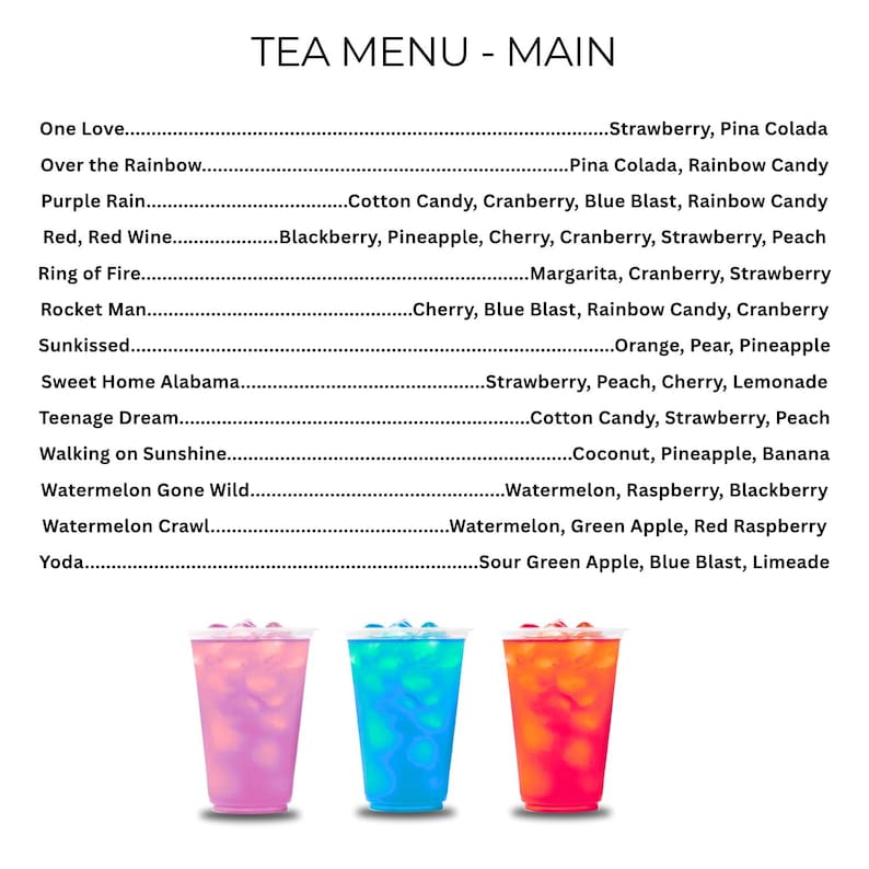 Puede incluir: Un men&uacute; de t&eacute; titulado TEA MENU - MAIN enumera doce nombres de bebidas con sus perfiles de sabor a fruta y caramelo, seguido de tres vasos de pl&aacute;stico transparente llenos de bebidas heladas de color rosa, azul y naranja con cubitos de hielo.