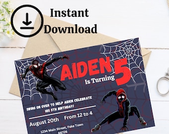 Puede incluir: Una invitación de cumpleaños azul y roja con un personaje de Spiderman. La invitación dice "Aiden cumple 5 años" e incluye la fecha, la hora y el lugar de la fiesta. También se incluye la información de RSVP.