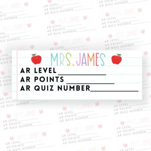 Puede incluir: Una etiqueta rectangular blanca con líneas horizontales azules, que presenta el texto MRS. JAMES en letras coloridas, dos ilustraciones de manzanas rojas y los campos AR LEVEL, AR POINTS y AR QUIZ NUMBER con líneas en blanco.
