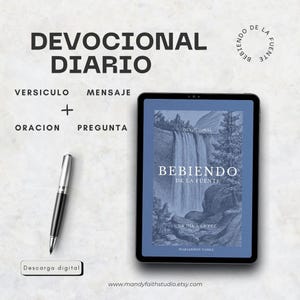 Puede incluir: Un diario devocional digital en una tableta, con el título "BEBIENDO DE LA FUENTE" y una ilustración de cascada. Incluye un bolígrafo y las palabras "DEVOCIONAL DIARIO" y "Descarga digital". La dirección del sitio web es www.mandyfaithstudio.etsy.com.
