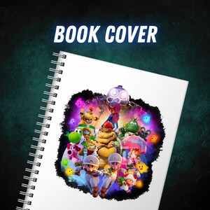 Op de afbeelding: Een wit spiraalgebonden notitieboek met de tekst "BOOK COVER". De omslag toont een kleurrijke illustratie van stripfiguren. De figuren staan tegen een donkere achtergrond met een paarse en zwarte rand.