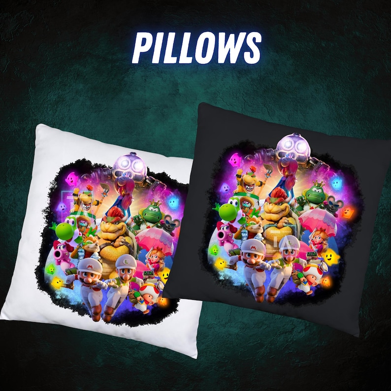 Op de afbeelding: Twee vierkante kussens, &eacute;&eacute;n wit en &eacute;&eacute;n zwart, met een kleurrijk cartoonontwerp. Het ontwerp bevat verschillende personages en het woord "PILLOWS" in witte letters. De kussens lijken van een zacht materiaal te zijn.