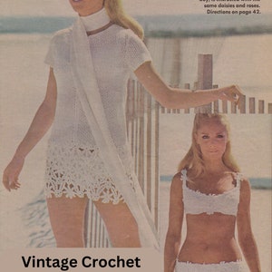 Puede incluir: Patrón de ganchillo vintage para un vestido de playa blanco y un bikini. El vestido tiene un borde profundo de flores y hojas. El bikini está incrustado con margaritas y rosas. Instrucciones en la página 42.