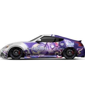 Op de afbeelding: Een witte sportwagen met een paarse en blauwe anime-stijl wrap met de tekst "Genshin Impact" en een personage uit de game. De auto heeft zwarte wielen en rode remklauwen.