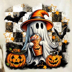 Könnte beinhalten: Ein cremefarbenes T-Shirt mit einer Grafik eines weißen Geistes, der einen orangefarbenen Hexenhut trägt und einen Eiskaffeebecher mit Kürbisgesicht hält. Das Design zeigt zwei Kürbisse, zwei schwarze Fledermäuse und orange Sterne auf Schachbrettmuster.