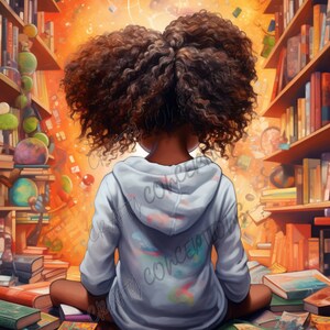 Puede incluir: Una persona joven con cabello casta&ntilde;o rizado se sienta en una habitaci&oacute;n rodeada de estanter&iacute;as. Las estanter&iacute;as est&aacute;n llenas de libros y otros objetos. La persona lleva una sudadera con capucha azul claro con un dise&ntilde;o colorido. La persona est&aacute; mirando algo en la distancia.