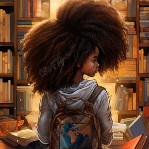 Puede incluir: Una persona joven con cabello largo y rizado marr&oacute;n est&aacute; de pie en una biblioteca. Lleva una sudadera con capucha blanca y una mochila marr&oacute;n con un dise&ntilde;o de globo terr&aacute;queo azul. Est&aacute; mirando un libro en sus manos. Hay estanter&iacute;as llenas de libros en el fondo.