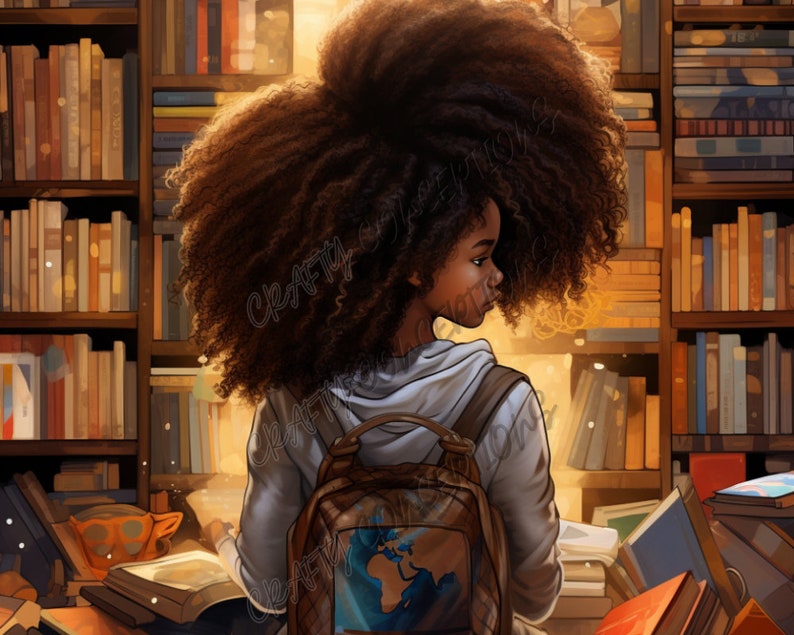 Puede incluir: Una persona joven con cabello largo y rizado marr&oacute;n est&aacute; de pie en una biblioteca. Lleva una sudadera con capucha blanca y una mochila marr&oacute;n con un dise&ntilde;o de globo terr&aacute;queo azul. Est&aacute; mirando un libro en sus manos. Hay estanter&iacute;as llenas de libros en el fondo.