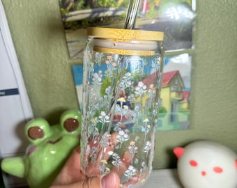 Vaso de vidrio con diseño floral: Vaso de café helado con diseño de flores silvestres y tapa de bambú