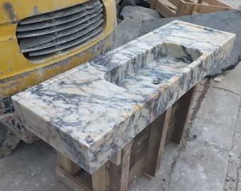 Umywalka z marmuru Clacatta Viola zostanie wykonana na zamówienie w wybranym przez Ciebie wymiarze. Wymiary: 1200 x 400 x 250 mm.