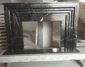 Lyxig marmorhärd, modern svart öppen spis, elegant marmorskorsten, snygg svart marmorhärd
