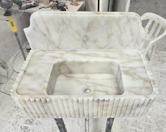 A custom-made Calacatta Gold marble sink with the specified dimensions of 18x40x8 inches will be manufactured.