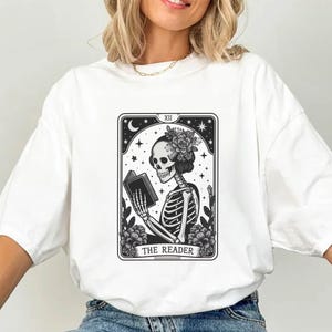 Camiseta de la carta del tarot del lector, camiseta de lectura de esqueleto, camiseta de lectura, camiseta de la carta del tarot, regalo para amantes de los libros, regalo de libros, regalo para amantes del tarot