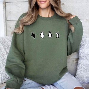 Felpa con pinguino: comoda maglietta invernale per gli amanti degli animali. immagine 3