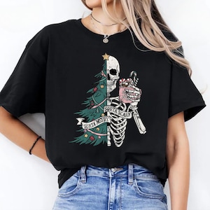 Funny Christmas skeleton shirt – Sorta Merry Sorta Scary candy cane skull holiday t-shirt with spooky cute goth holiday twist, Sarcastic Tee