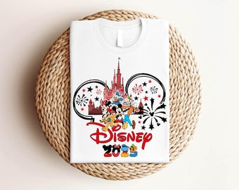 Camiseta personalizada de viaje a Disney 2025, camiseta del lugar más feliz del mundo, camiseta de Mickey y sus amigos, camiseta para amantes de Disney, camiseta a juego para la familia Disney