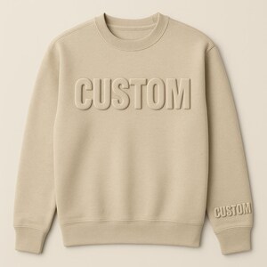 Aangepast sweatshirt met opvallende tekst in reliëf op borst en mouw, gepersonaliseerd uniseks cadeau voor mannen of vrouwen, hoodie met verhoogde tekst