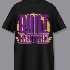 Puede incluir: Camiseta negra con un gráfico morado y dorado que dice "BUILT DIFFERENT".