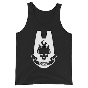 Puede incluir: Camiseta de tirantes negra con un gráfico blanco de una calavera con llamas y el texto "ODST".